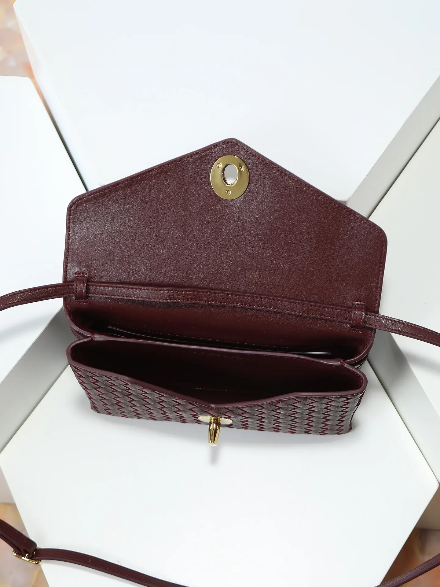 980. BV's new early spring bag Knot Lock series is now on the market! The entire bag shape is presented with 10mm Intrecciato weaving technology, and is equipped with Knot x3 rotating buttons! There are compartments and multiple card slots inside! It is a versatile commuter bag that can be used in various occasions. It has multiple carrying methods, and the shoulder strap is also detachable, hand-held, shoulder-carrying, and cross-body. Retro and fashionable, the exquisite old money style is easy to handle! Size: 25*16*5.5cm Style number: 817191